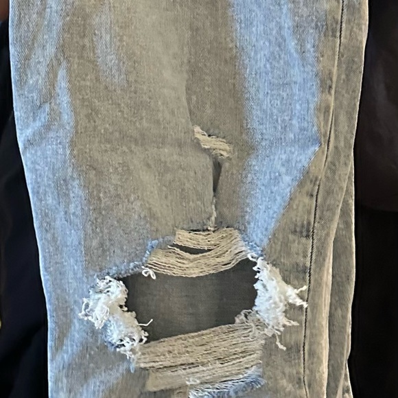 Abercrombie and Fitch “The Mom” high rise jeans - Picture 5 of 6